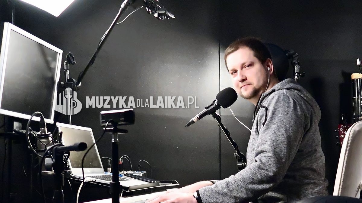 Michał Drezner przy klawiszach i mikrofonie w studiu nagrań