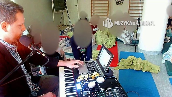Koncert relaksacyjny w sali z matami i kocami