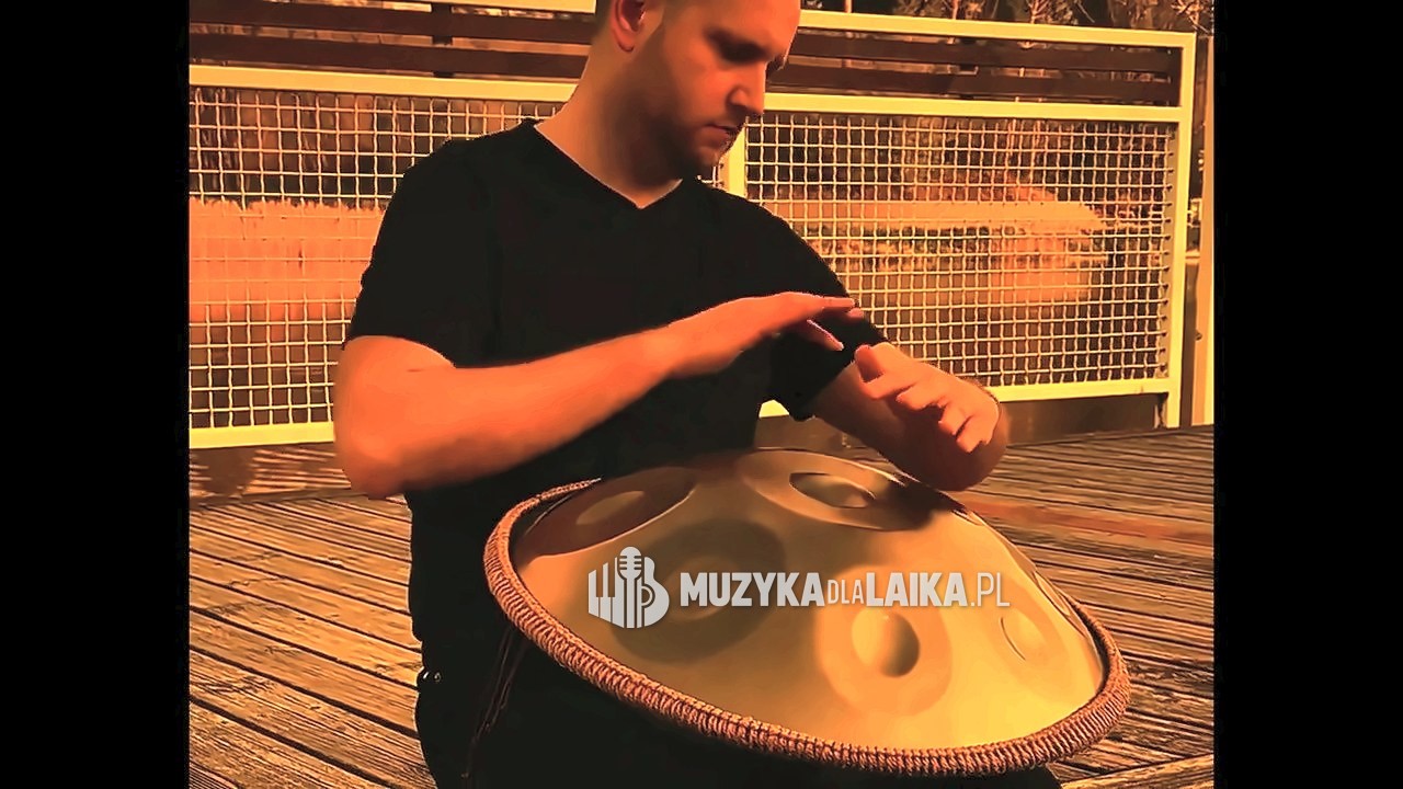 Michał Drezner gra na handpanie