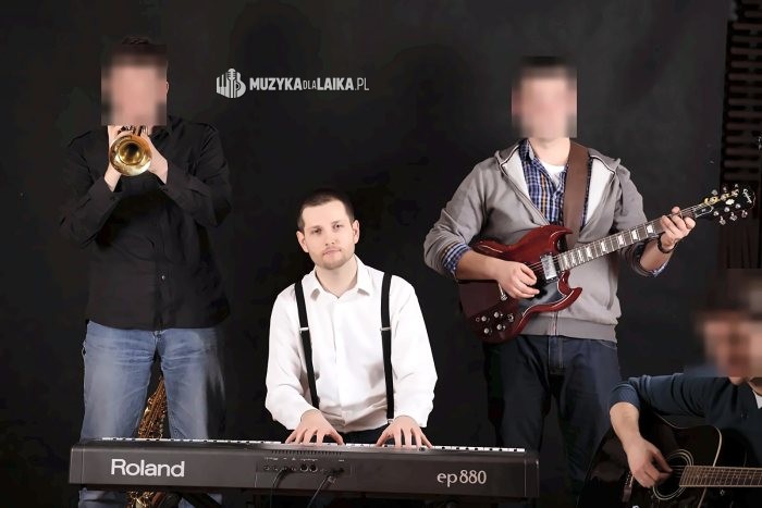 Michał Drezner przy keyboardzie w zespole