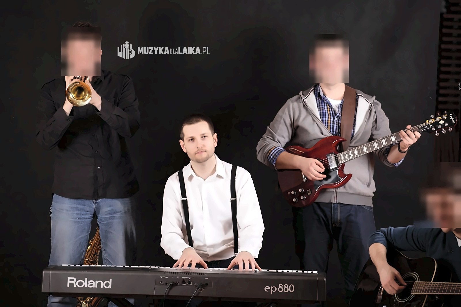 Michał Drezner przy keyboardzie w zespole