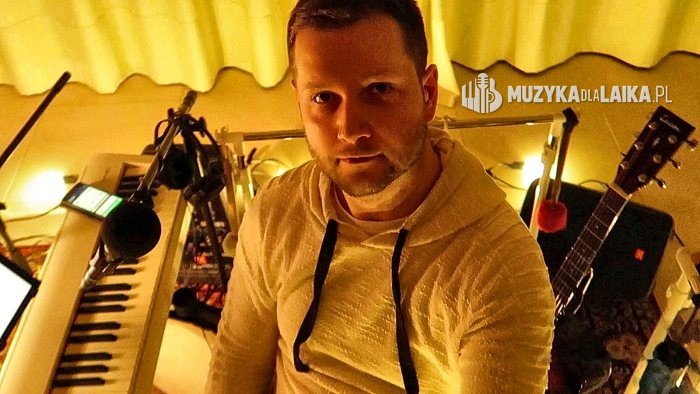 Michał Drezner w domu przy instrumencie cyfrowym