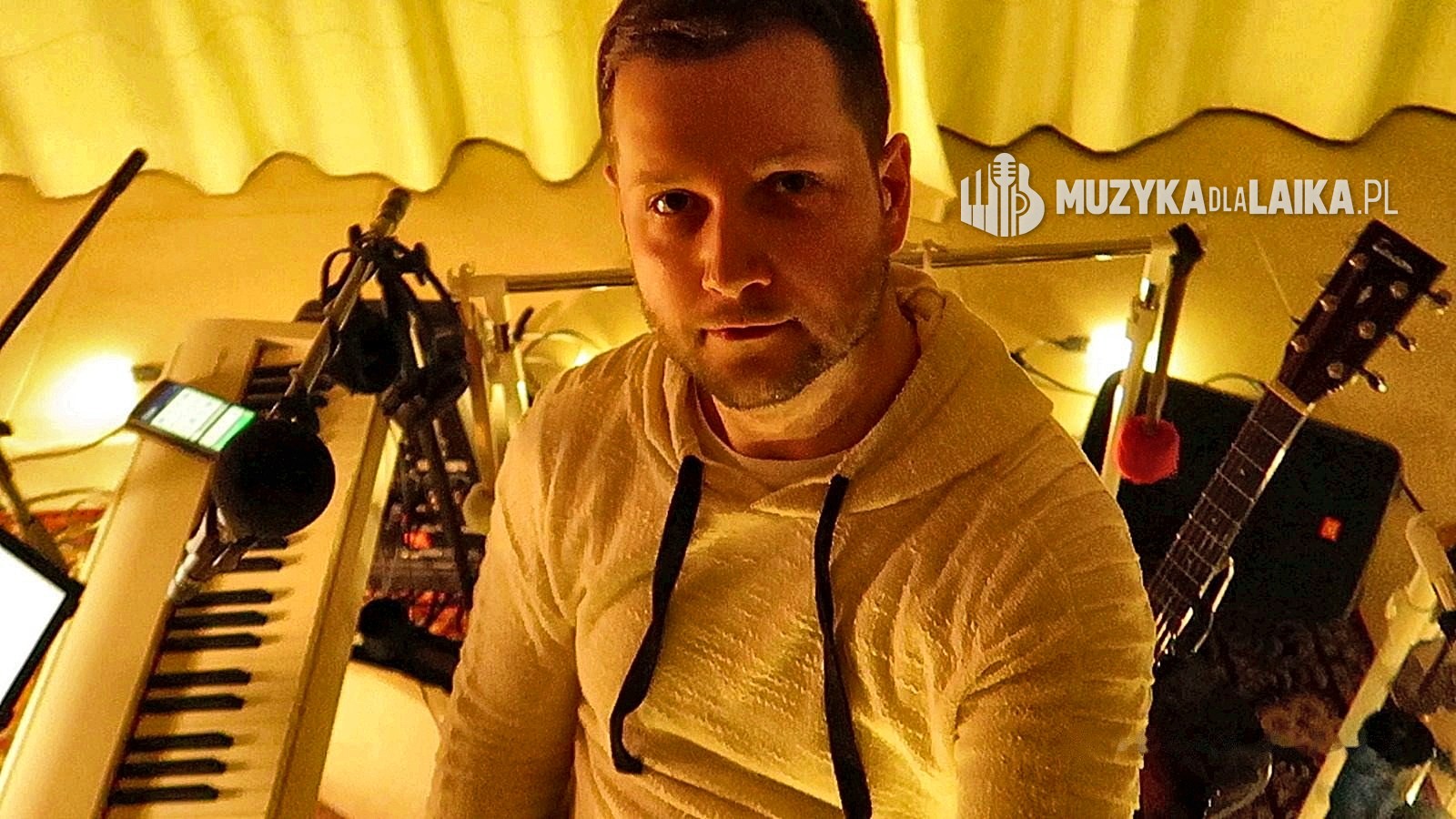 Michał Drezner w domu przy instrumencie cyfrowym
