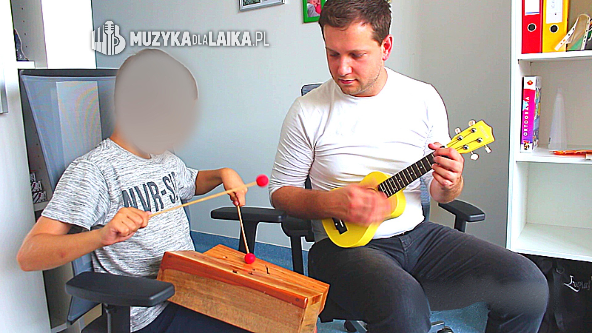 Michał Drezner gra na ukulele razem z chłopcem przy ksylofonie