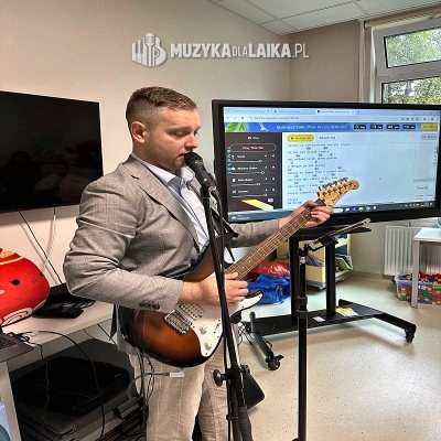 Grupa uczestników warsztatu po wspólnej próbie, wśród nich Michał Drezner, twarze osób trzecich zamaskowane