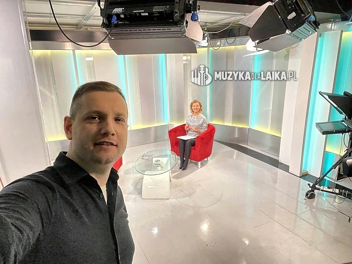 Michał Drezner w studiu telewizyjnym przed rozmową