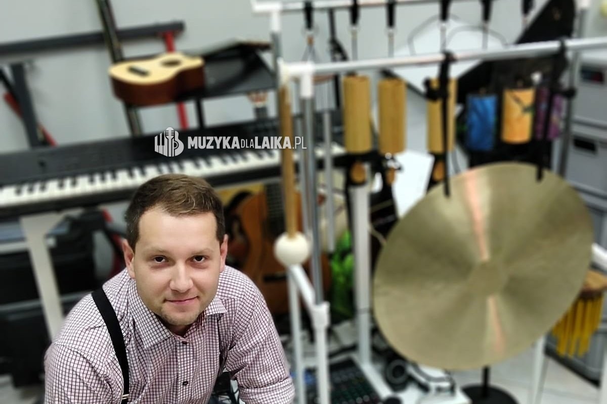 Michał Drezner w sali z instrumentami