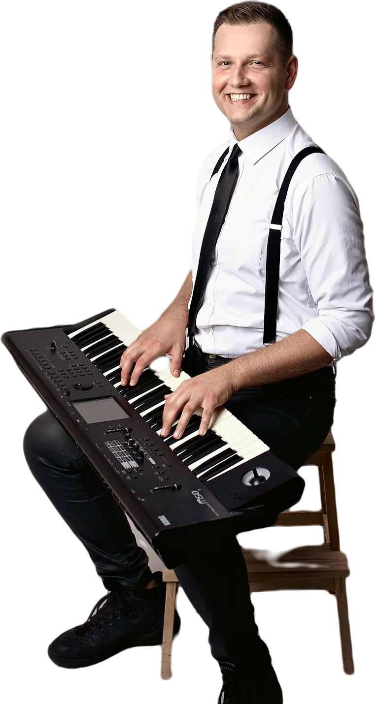 Michał Drezner przy keyboardzie