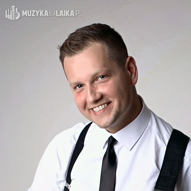 Michał Drezner, uśmiechnięty