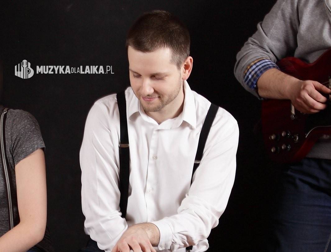 Michał Drezner gra na klawiszach w zespole