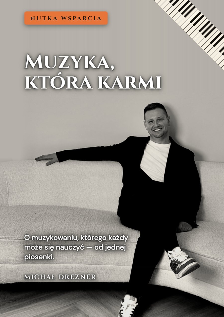 Okładka książki „Muzyka, która karmi” Michała Dreznera: autor siedzi na jasnej sofie, w rogu klawiatura pianina