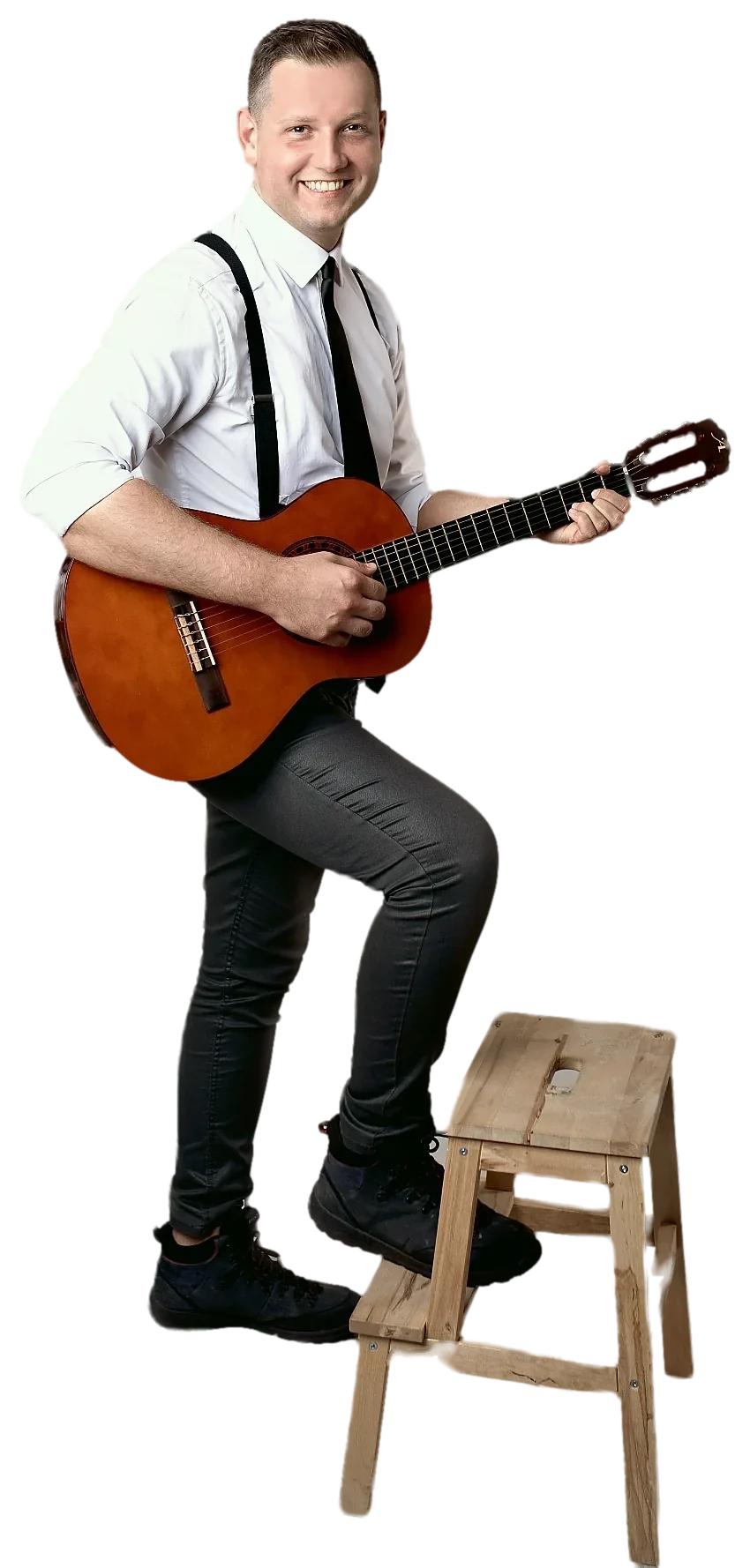 Michał Drezner z gitarą, uśmiechnięty