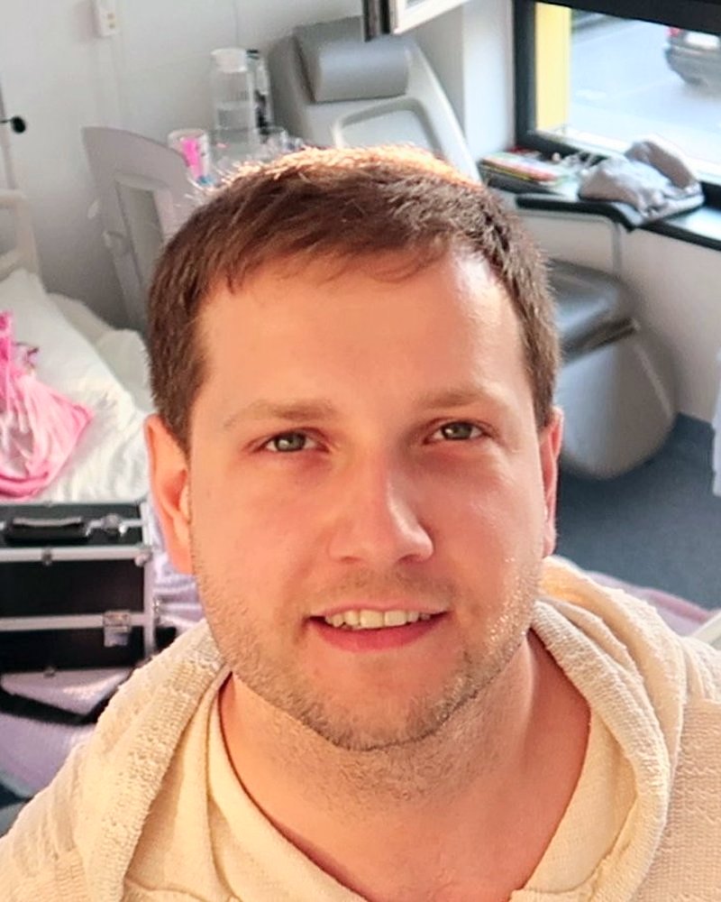 Michał Drezner na sali szpitalnej, zbliżenie