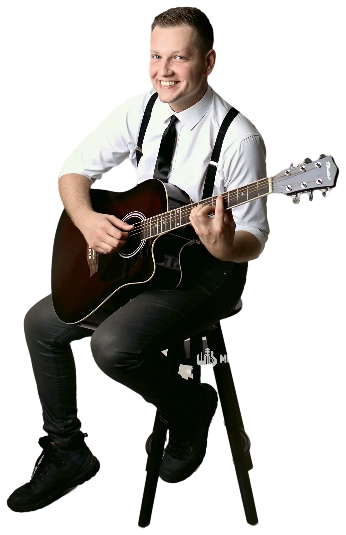 Michał Drezner z czarną gitarą, uśmiechnięty
