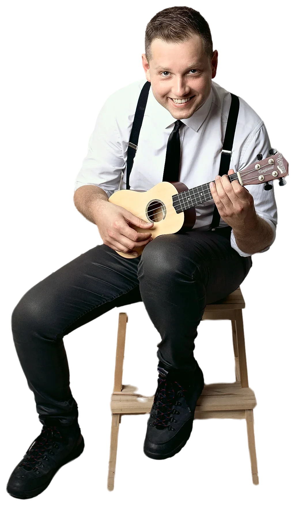 Michał Drezner z ukulele, uśmiechnięty