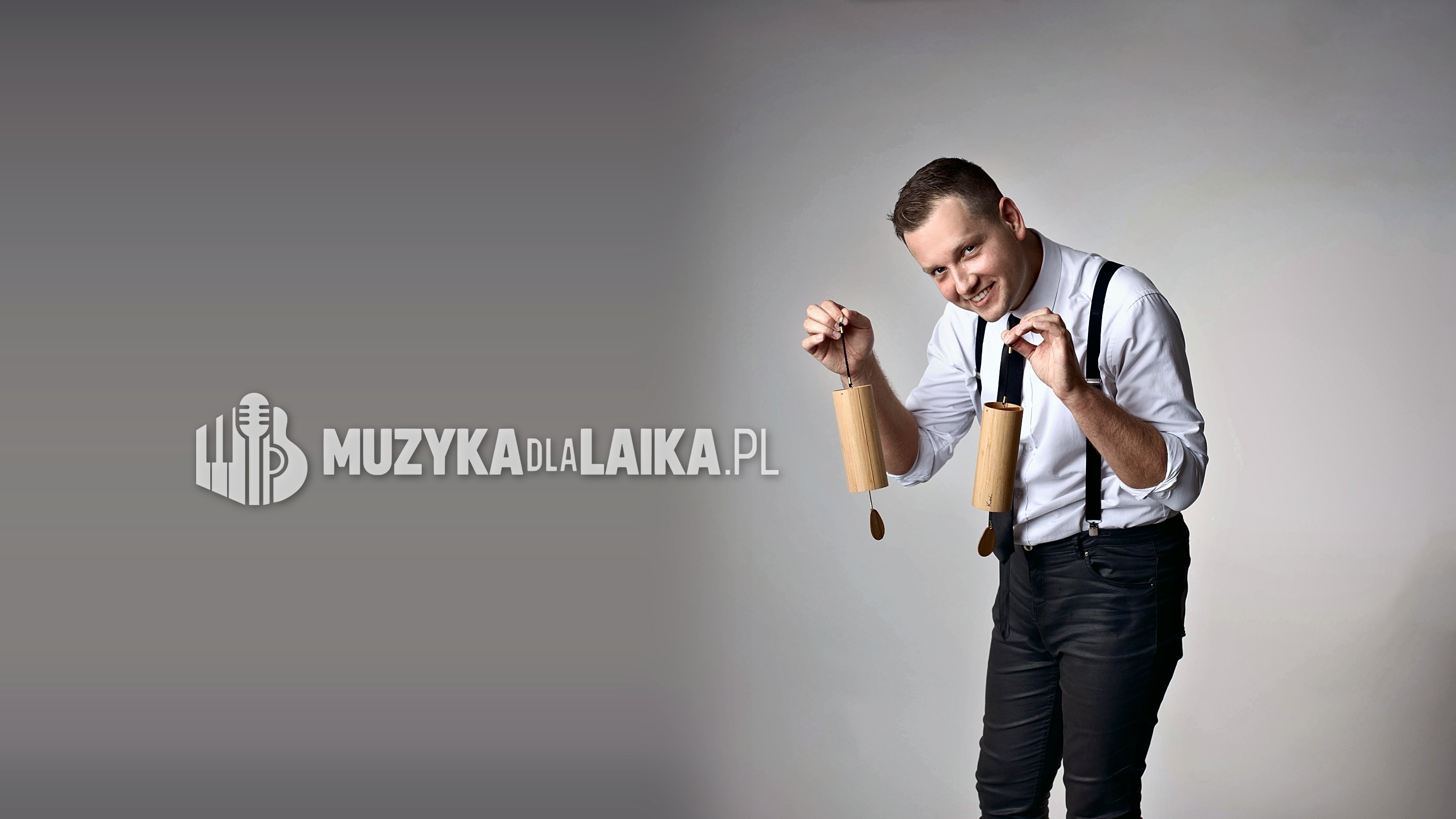 Michał Drezner z shakerami i dzwonkami, uśmiechnięty