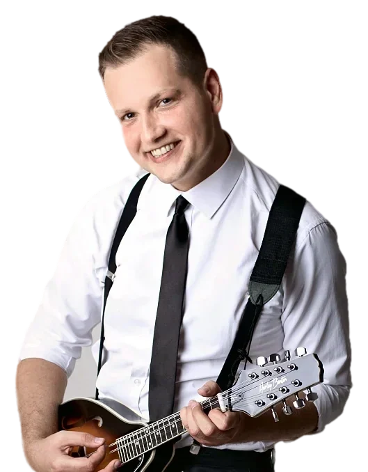 Michał Drezner z mandoliną, uśmiechnięty