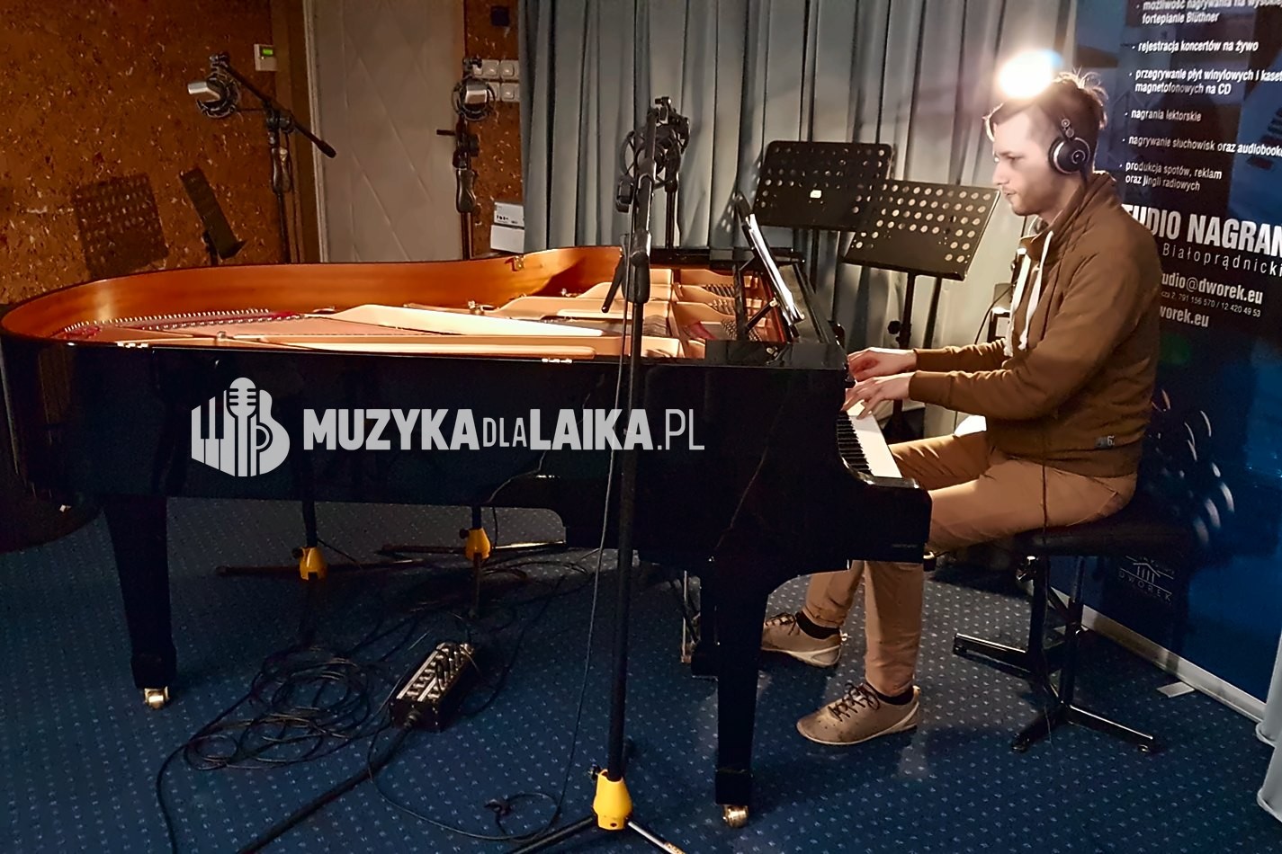 Michał Drezner at a grand piano in a recording studio