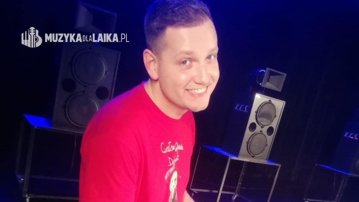 Michał Drezner uśmiechnięty, wieczór na scenie