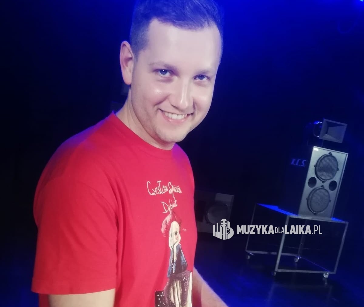 Michał Drezner uśmiechnięty na scenie
