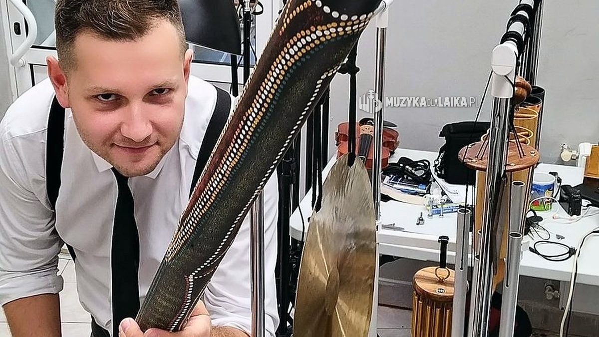 Michał Drezner z didgeridoo w sali pełnej instrumentów