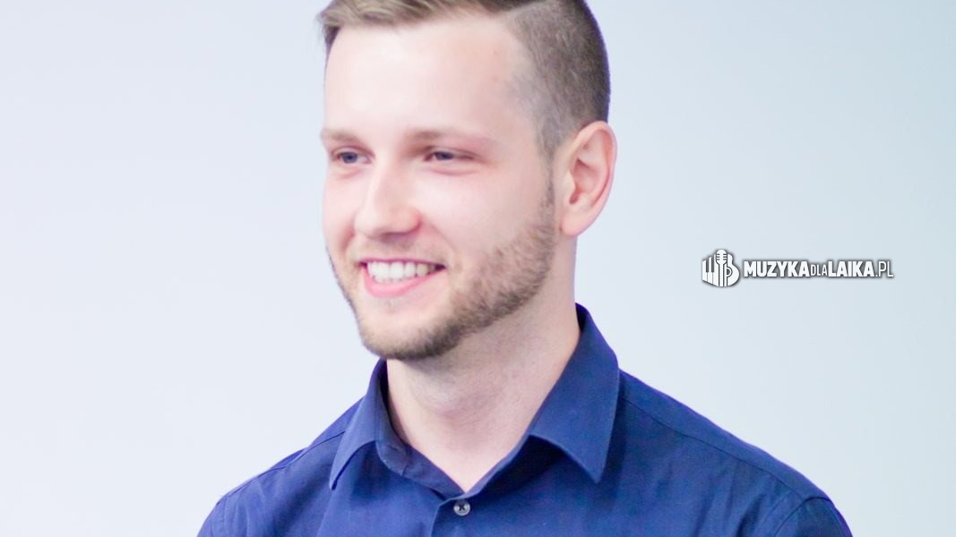 Michał Drezner uśmiechnięty