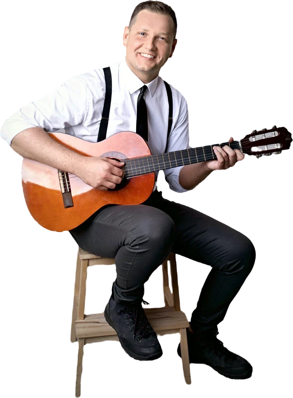Michał Drezner z gitarą, uśmiechnięty