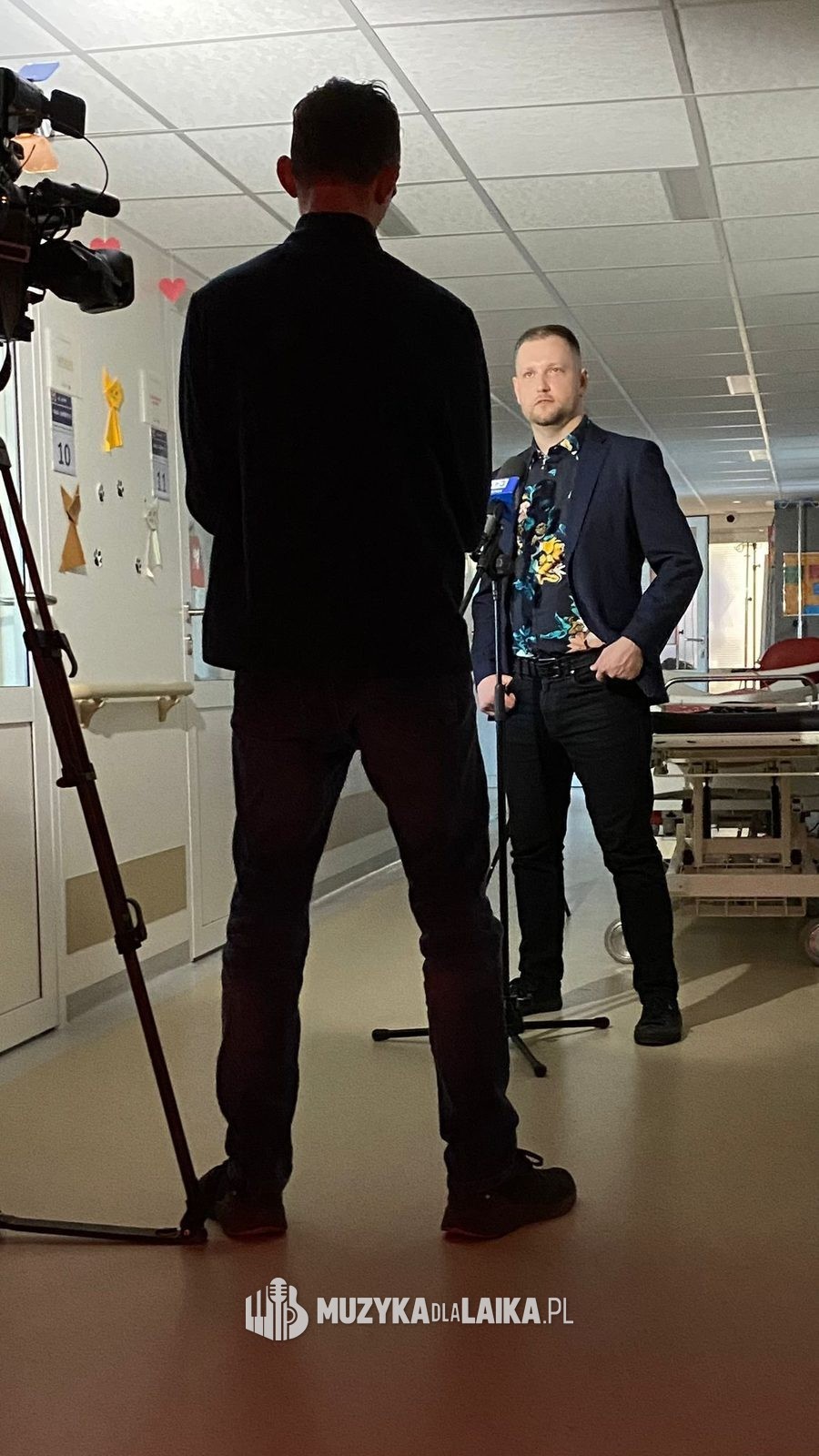 Michał Drezner podczas nagrania wywiadu telewizyjnego na oddziale
